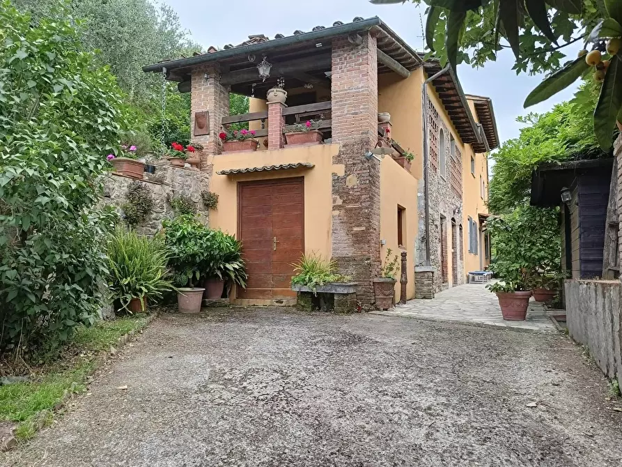 Immagine 1 di Rustico / casale in vendita  a Lucca