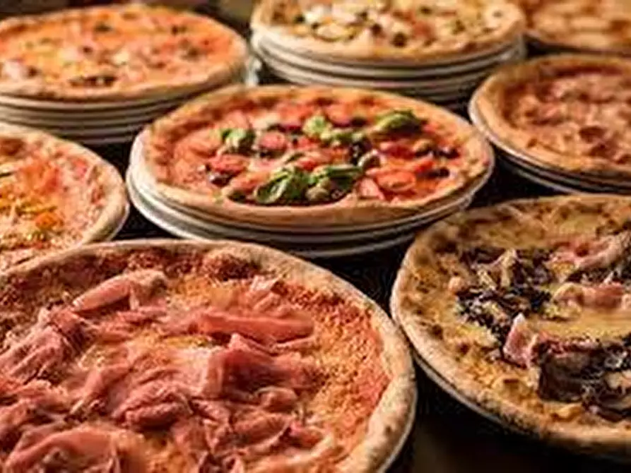 Immagine 8 di Locale commerciale in vendita  a Massa