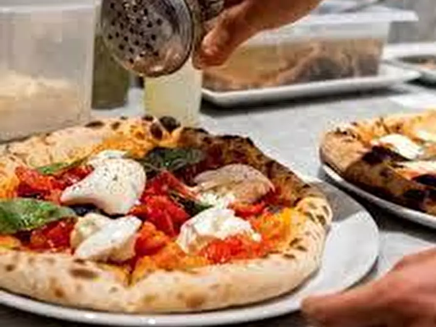 Immagine 6 di Locale commerciale in vendita  a Massa