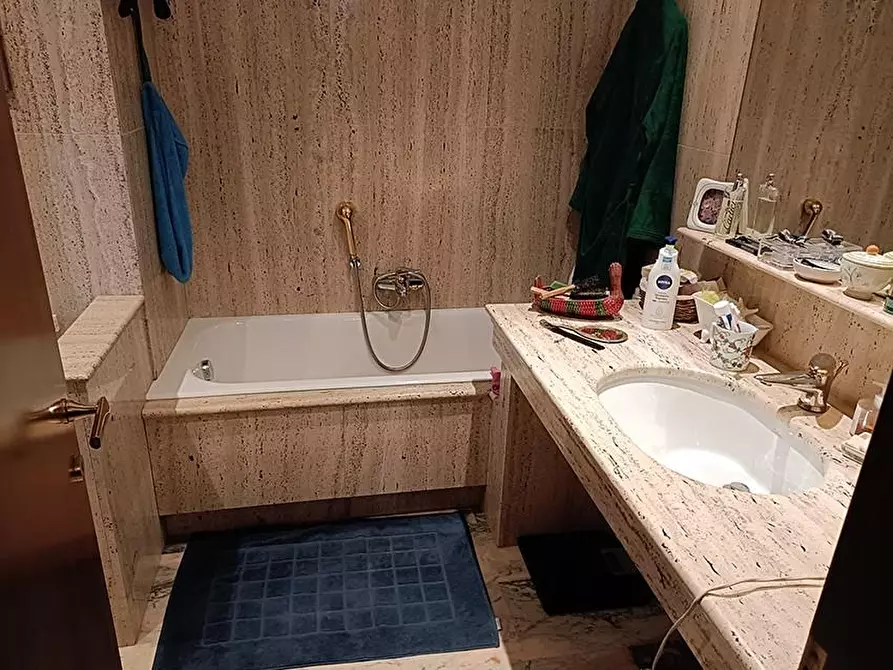 Immagine 11 di Attività artigianale in vendita  a Carrara