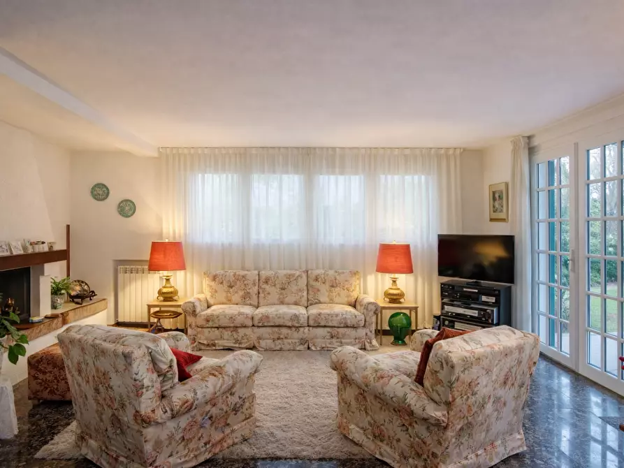 Immagine 10 di Villa in vendita  a Massa