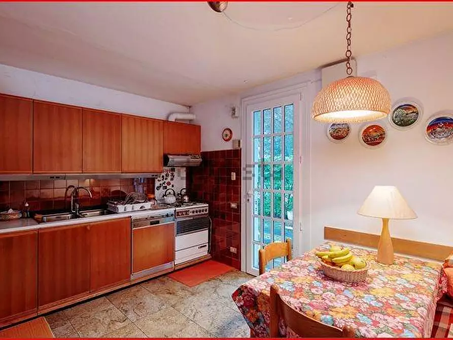 Immagine 4 di Villa in vendita  a Massa