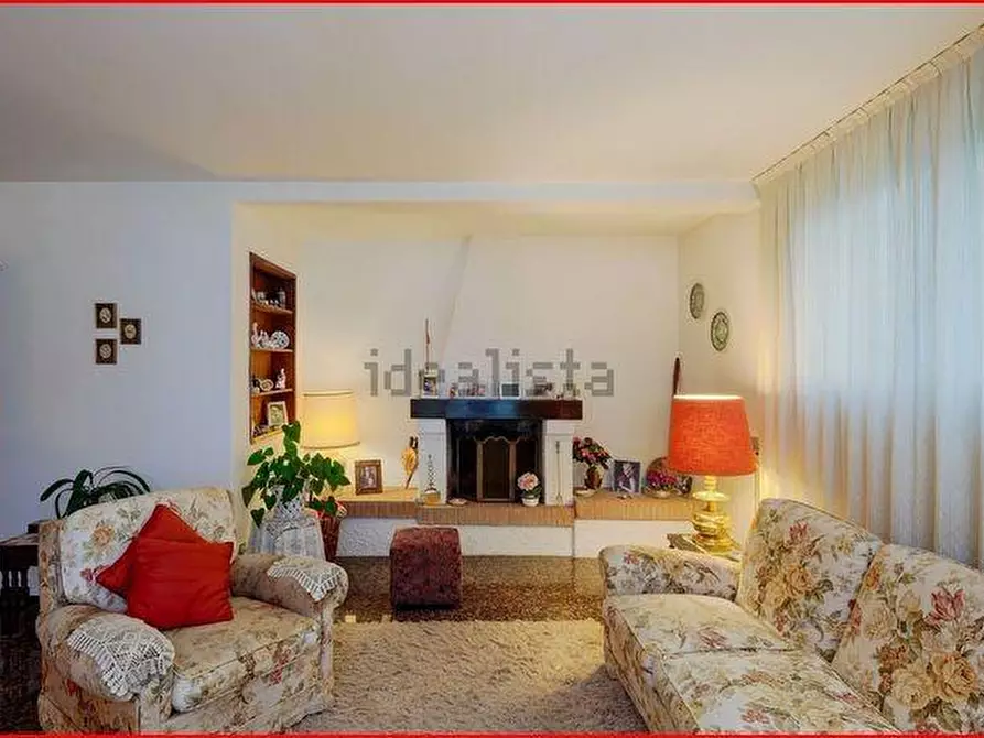 Immagine 22 di Villa in vendita  a Massa