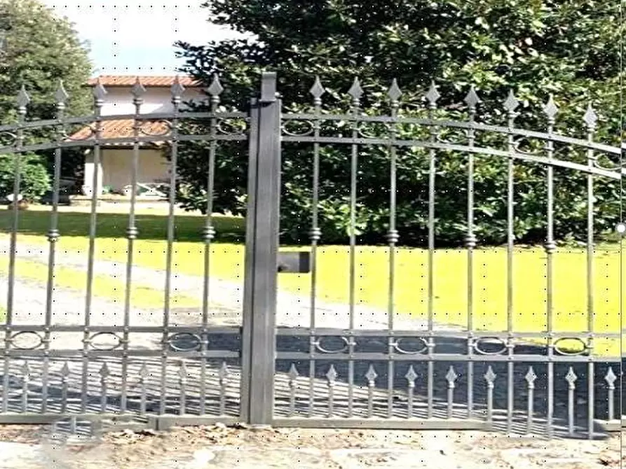 Immagine 1 di Villa in vendita  a Massa