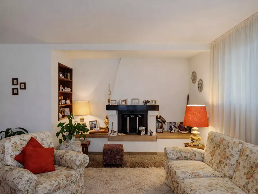 Immagine 7 di Villa in vendita  a Massa