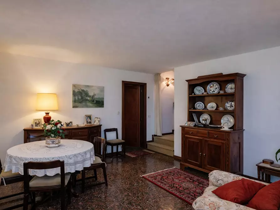 Immagine 11 di Villa in vendita  a Massa