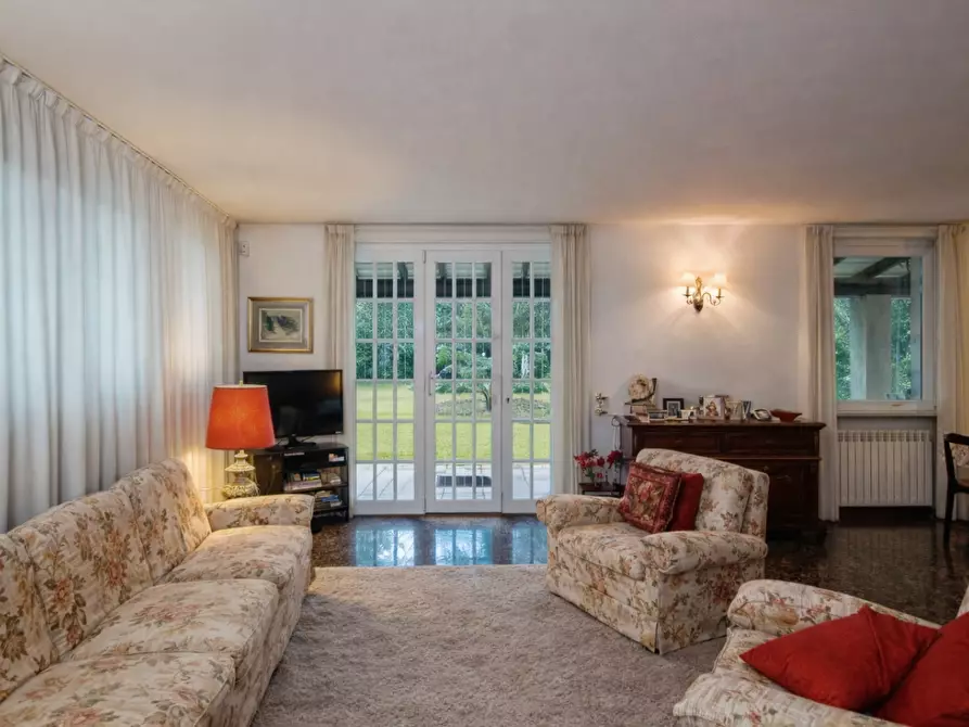 Immagine 17 di Villa in vendita  a Massa