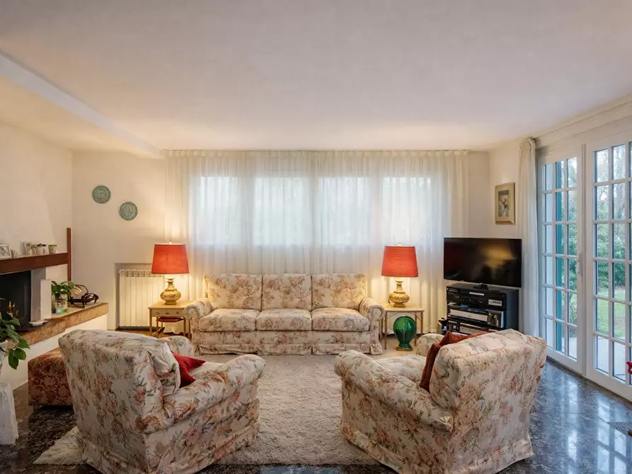 Immagine 8 di Villa in vendita  a Massa
