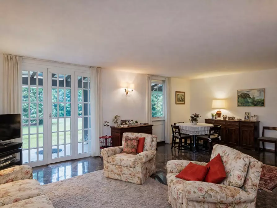 Immagine 9 di Villa in vendita  a Massa