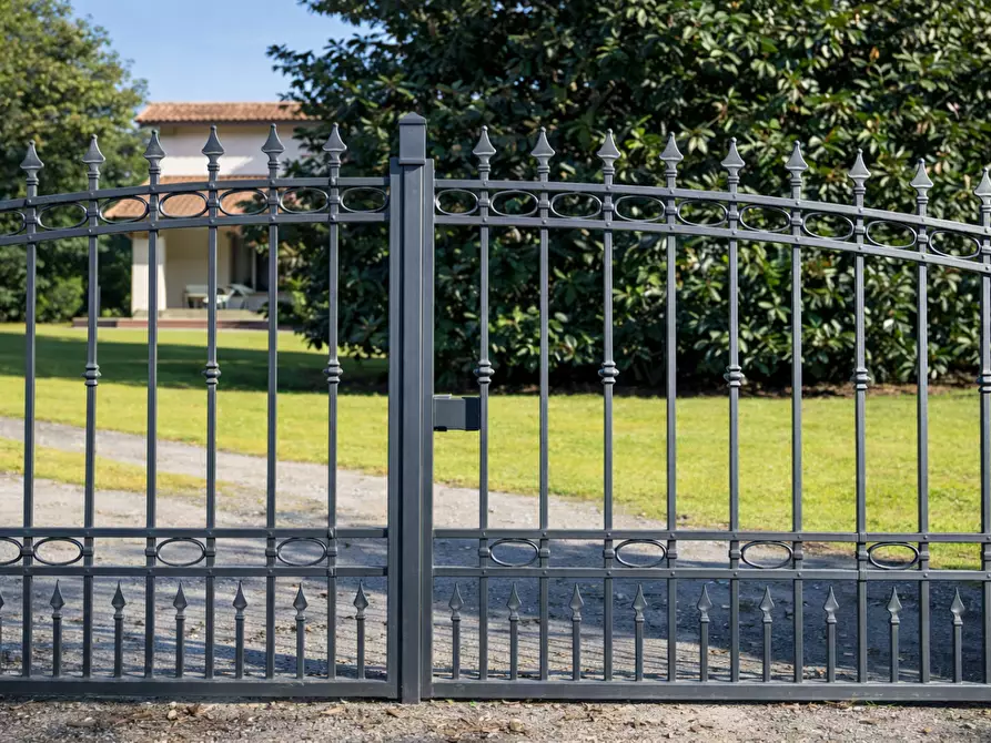 Immagine 4 di Villa in vendita  a Massa