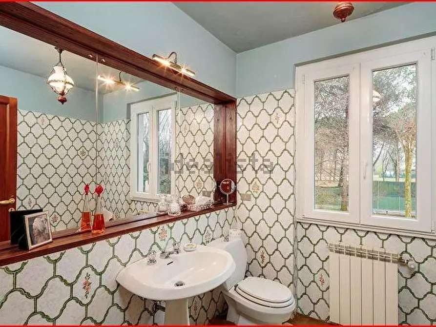 Immagine 18 di Villa in vendita  a Massa