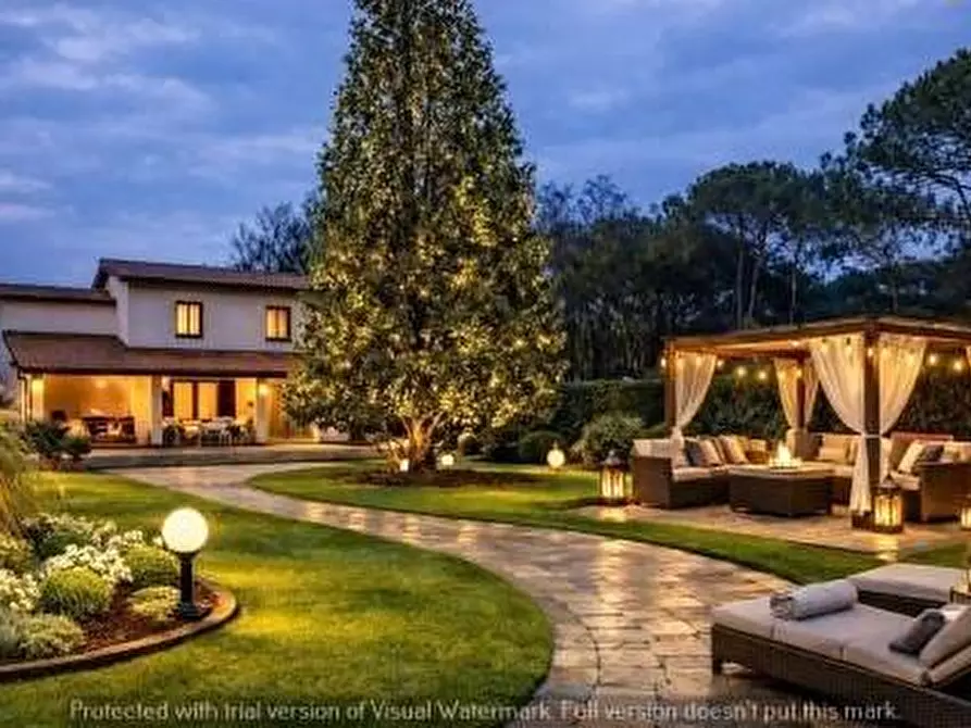 Immagine 1 di Villa in vendita  a Massa