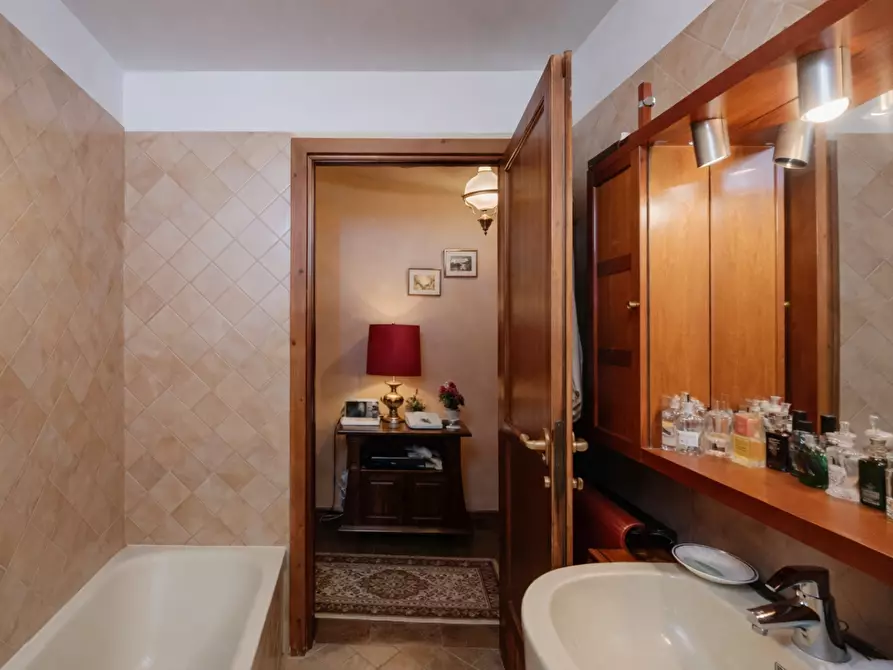 Immagine 15 di Villa in vendita  a Massa