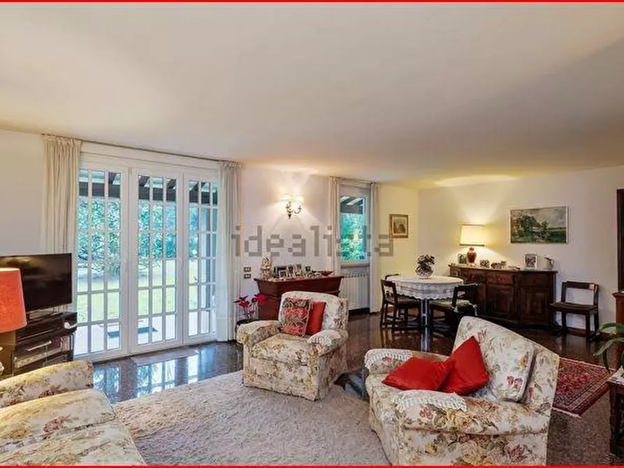 Immagine 8 di Villa in vendita  a Massa