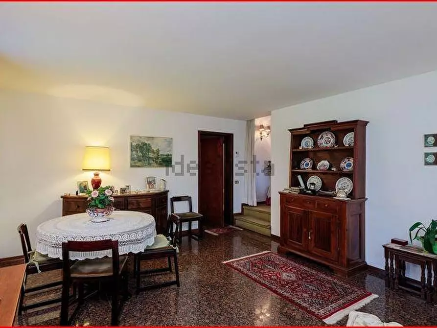 Immagine 10 di Villa in vendita  a Massa