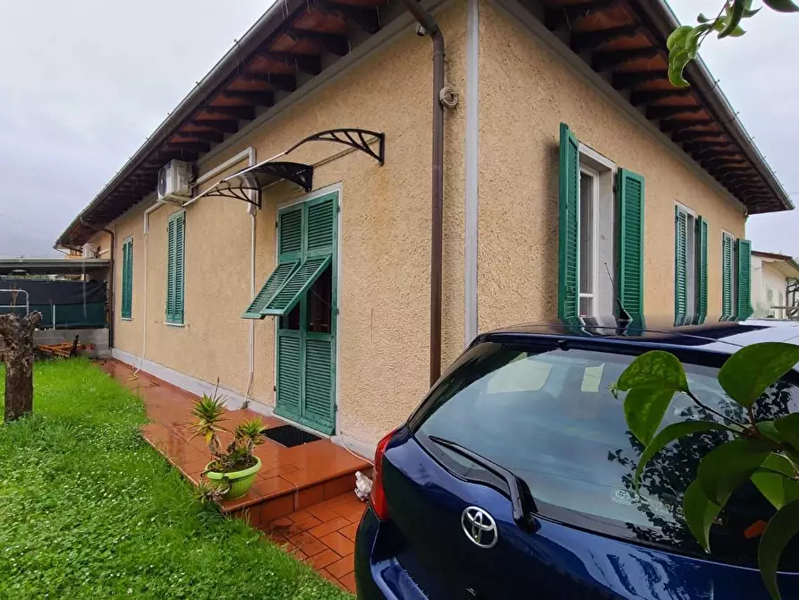 Immagine 1 di Casa bifamiliare in vendita  a Pietrasanta
