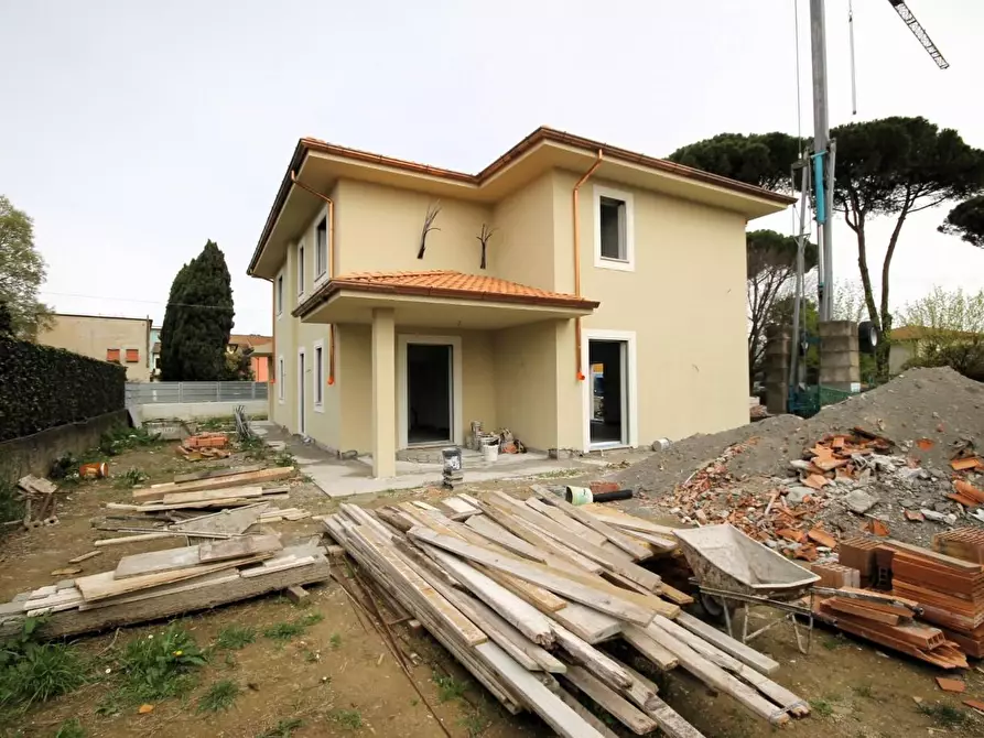 Immagine 1 di Casa bifamiliare in vendita  a Capannori