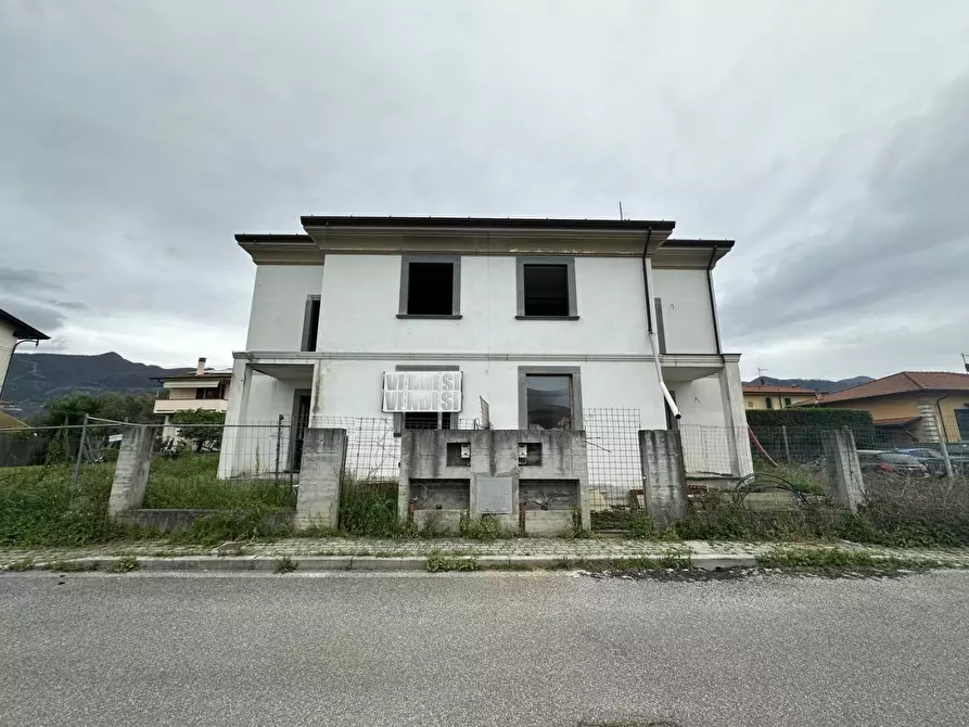 Immagine 2 di Casa bifamiliare in vendita  a Seravezza