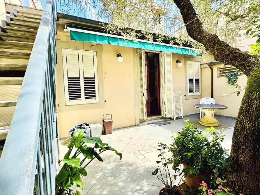 Immagine 39 di Casa indipendente in vendita  a Viareggio