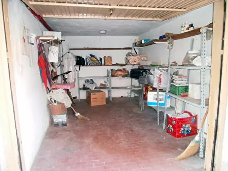 Immagine 1 di Garage in vendita  a Carrara
