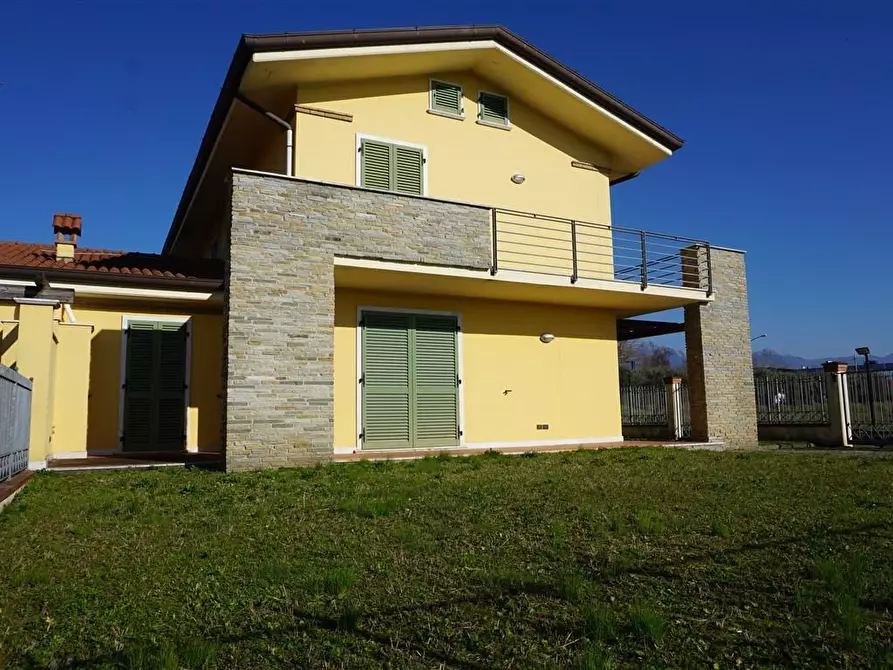 Immagine 2 di Villetta a schiera in vendita  a Carrara