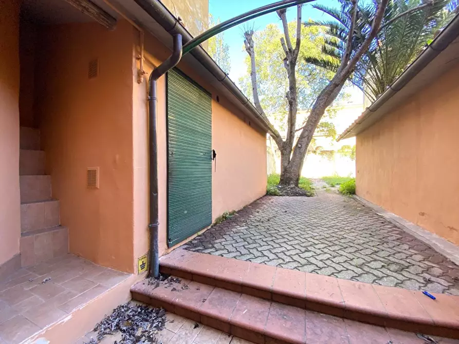 Immagine 11 di Locale commerciale in affitto  a Pisa