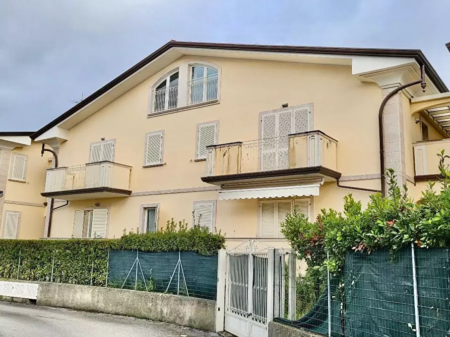 Immagine 2 di Appartamento in vendita  a Massa