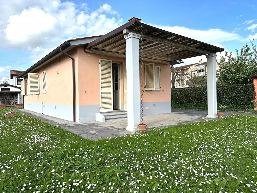 Immagine 1 di Villa in vendita  a Lucca