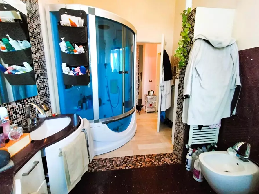 Immagine 11 di Villa in vendita  a Lucca