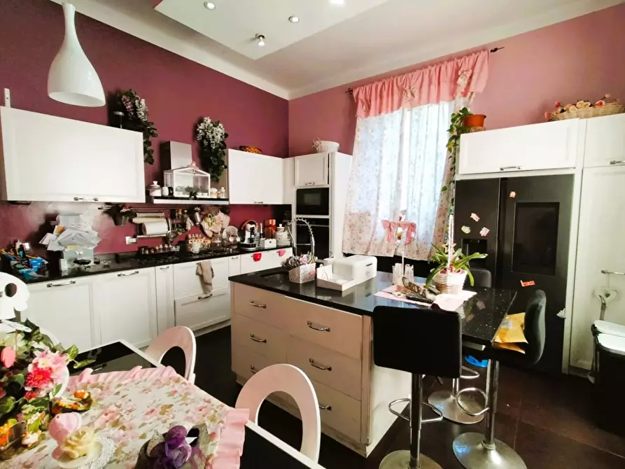 Immagine 5 di Villa in vendita  a Lucca