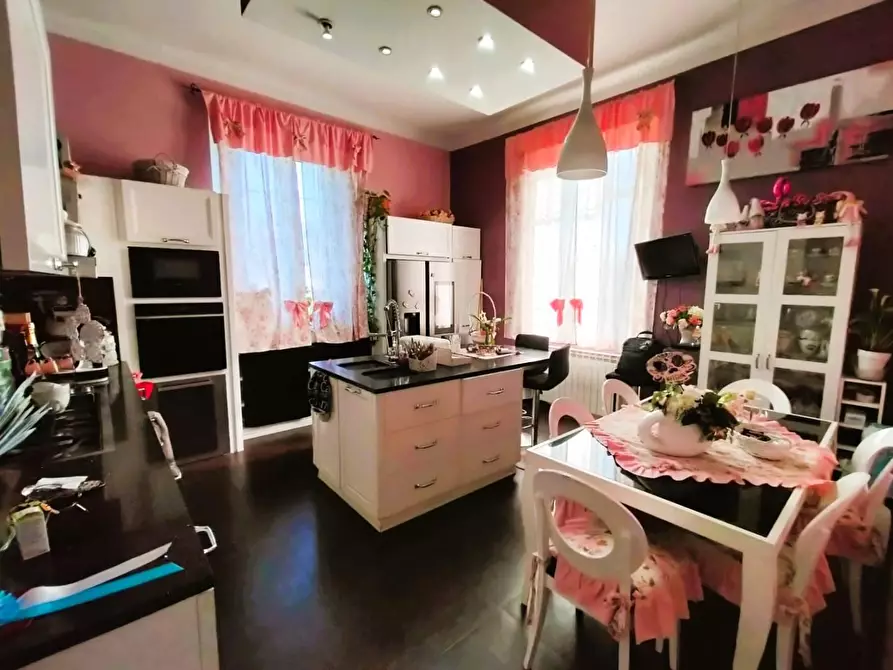 Immagine 4 di Villa in vendita  a Lucca