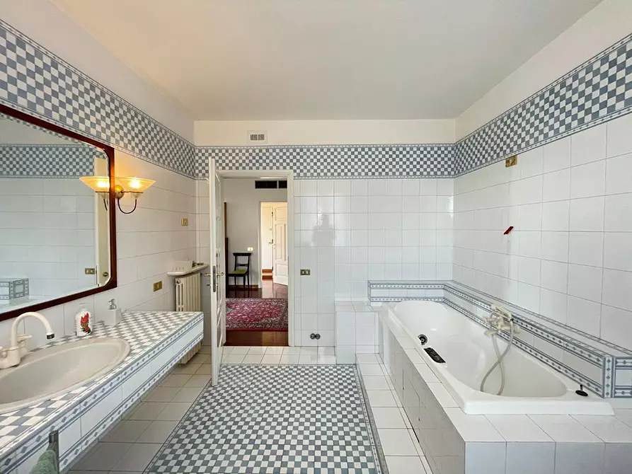 Immagine 61 di Villa in vendita  a Capraia E Limite