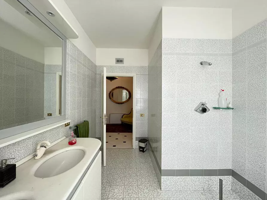 Immagine 43 di Villa in vendita  a Capraia E Limite