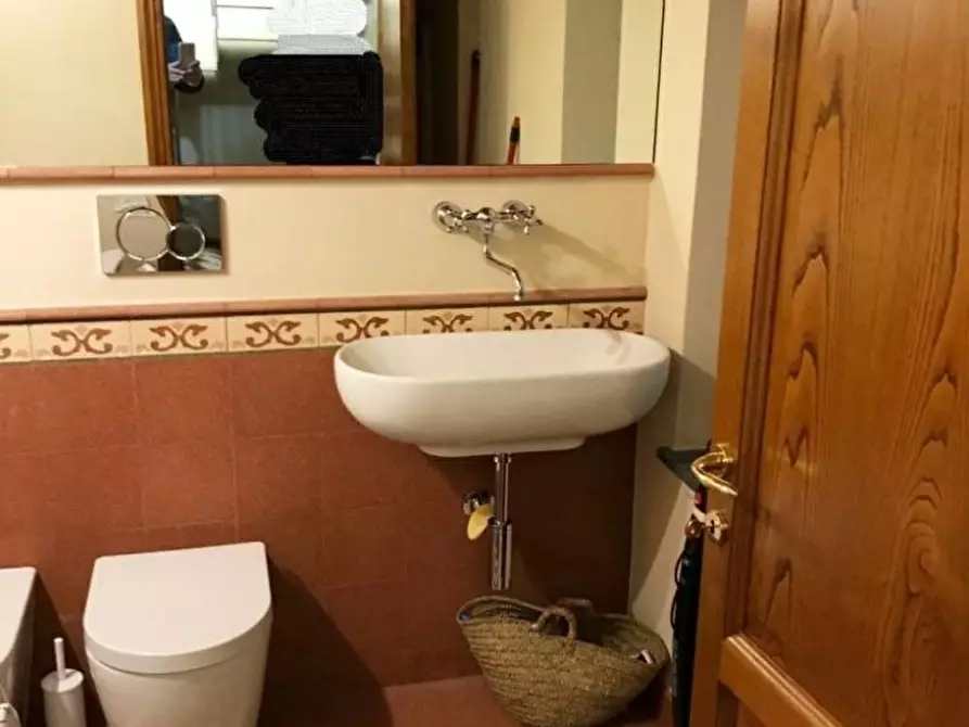 Immagine 5 di Appartamento in vendita  a Lucca