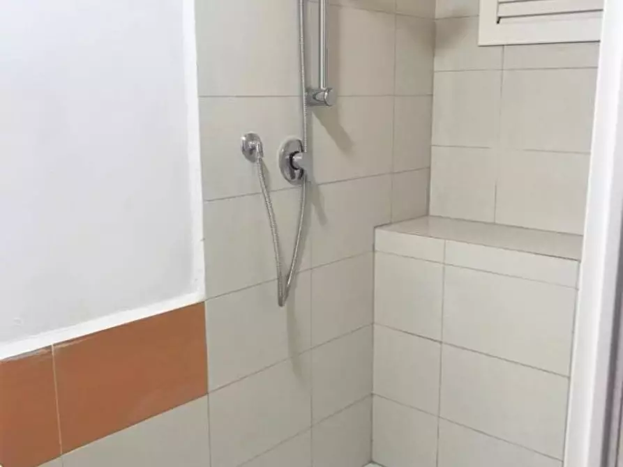 Immagine 7 di Ufficio in affitto  a Lucca