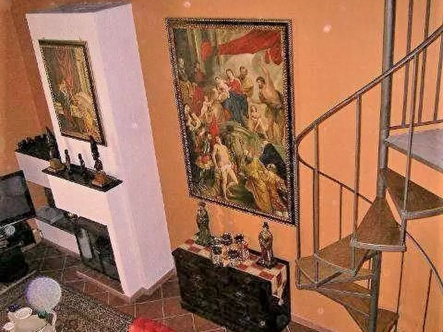 Immagine 10 di Appartamento in vendita  a Lucca