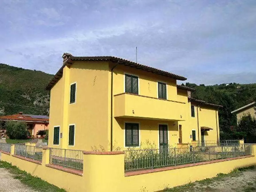 Immagine 1 di Villetta a schiera in vendita  a Borgo A Mozzano