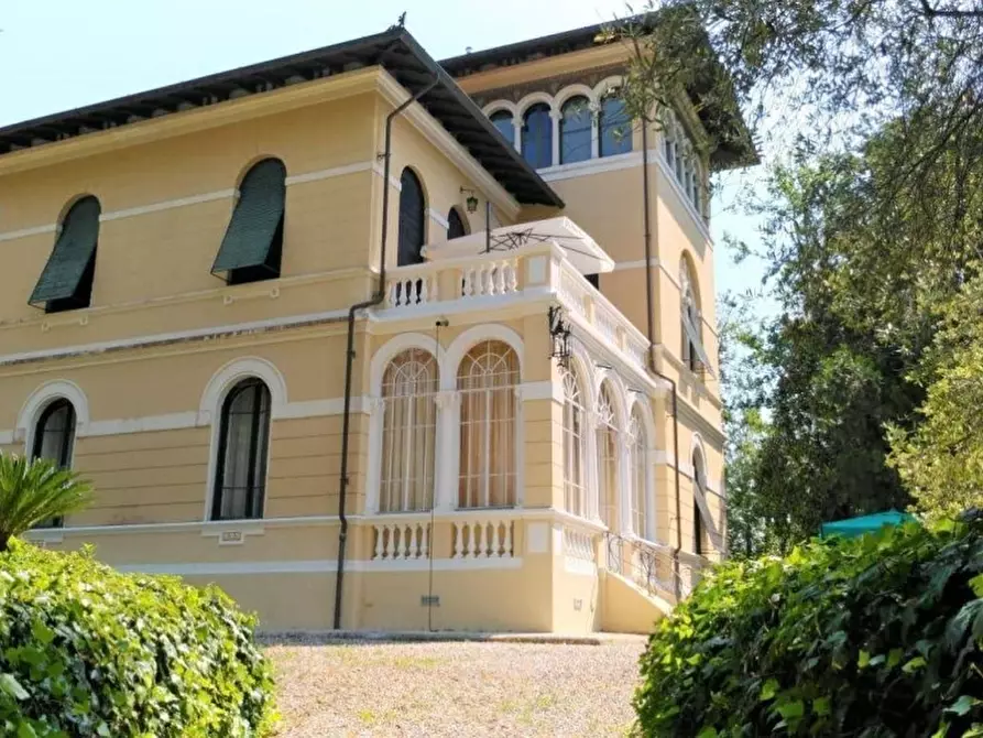 Immagine 1 di Villa in vendita  a Lucca