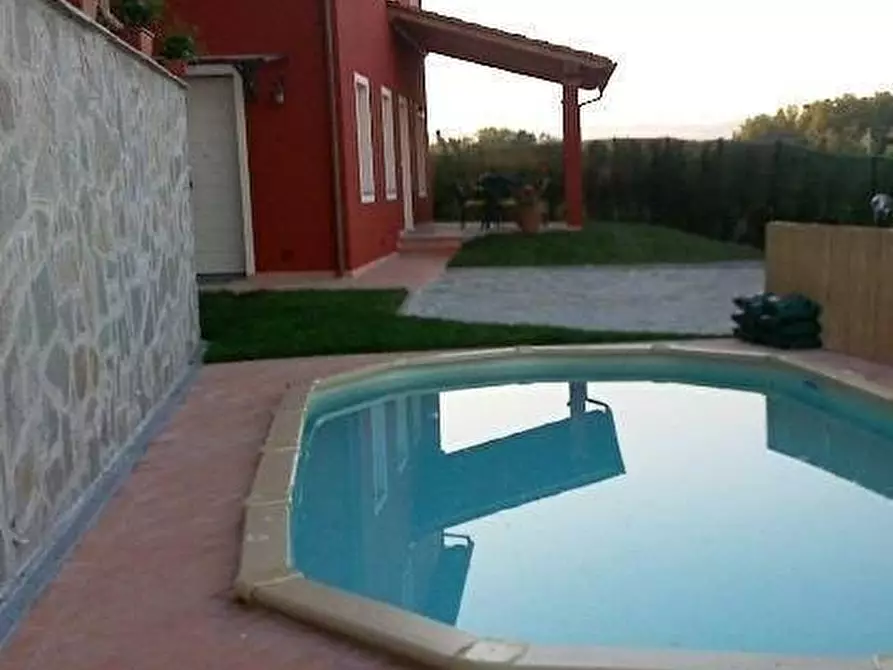 Immagine 2 di Villa in vendita  a Capannori