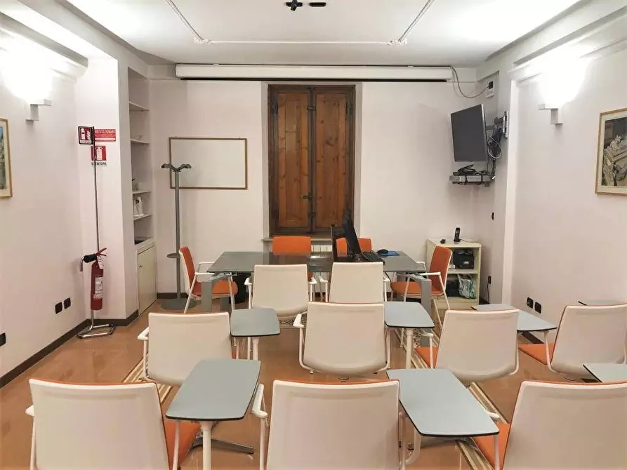 Immagine 9 di Ufficio in vendita  a Lucca