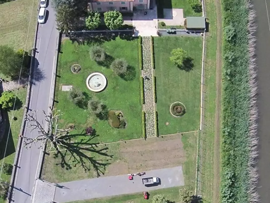 Immagine 3 di Ufficio in vendita  a Lucca