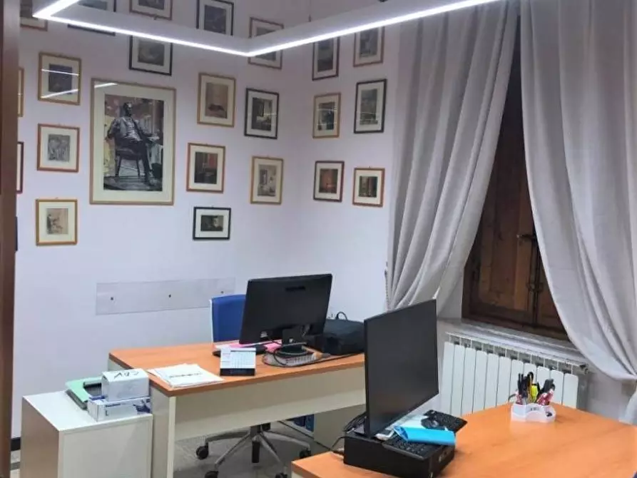 Immagine 13 di Ufficio in vendita  a Lucca