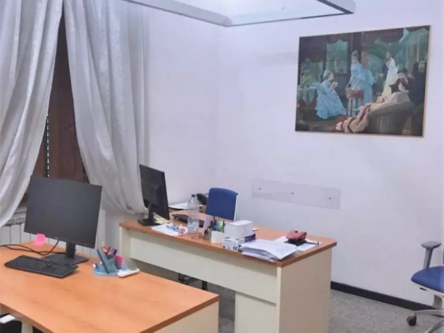 Immagine 14 di Ufficio in vendita  a Lucca