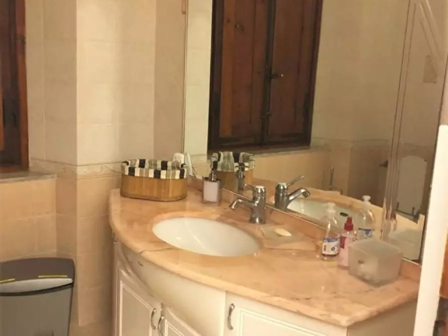 Immagine 16 di Ufficio in vendita  a Lucca