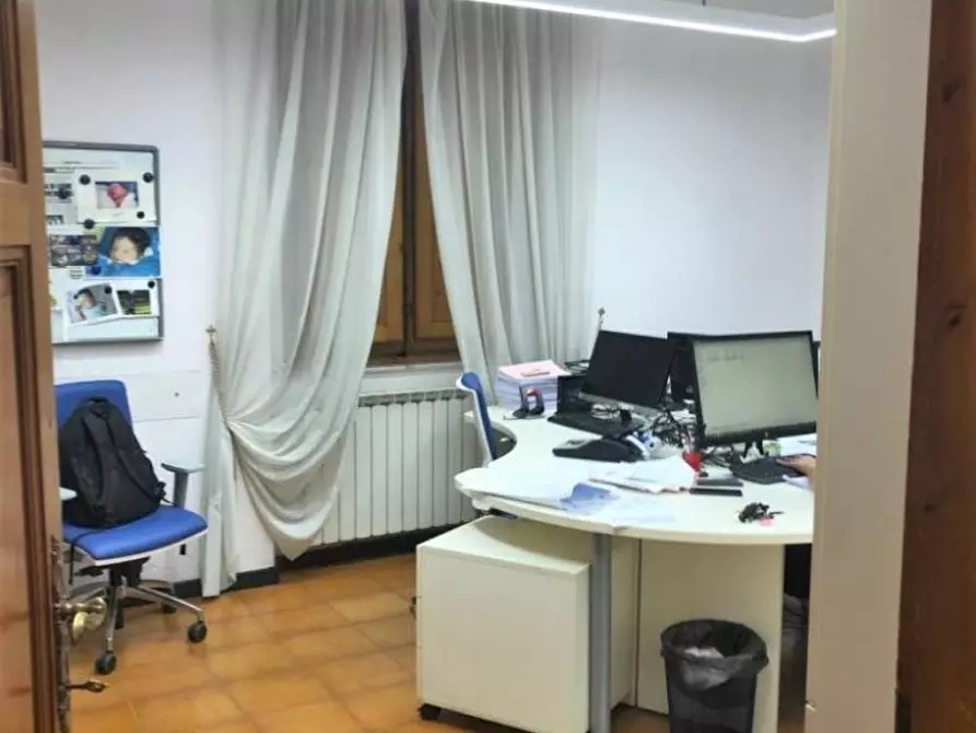 Immagine 10 di Ufficio in vendita  a Lucca