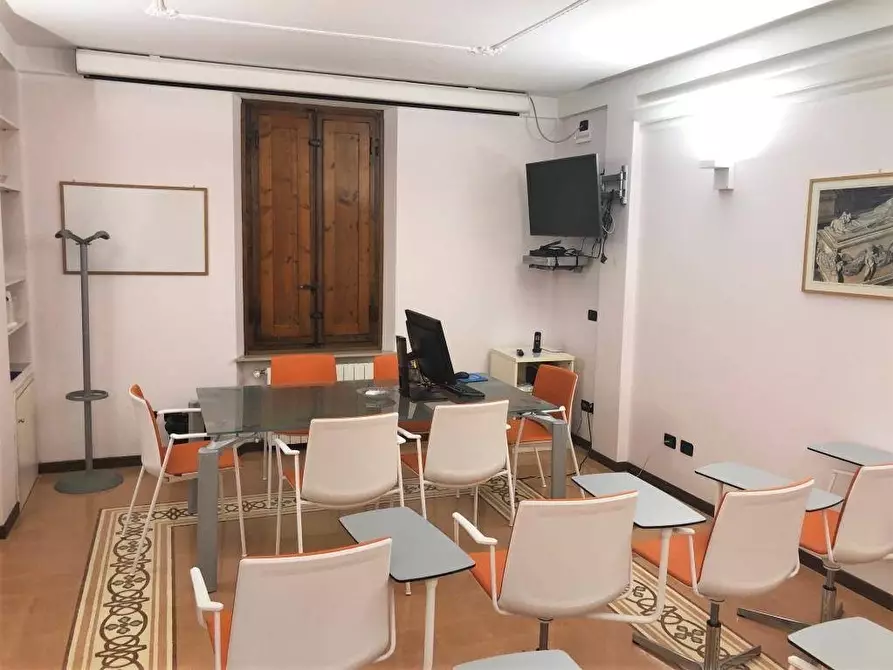 Immagine 8 di Ufficio in vendita  a Lucca