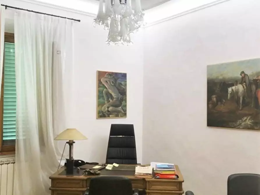 Immagine 12 di Ufficio in vendita  a Lucca