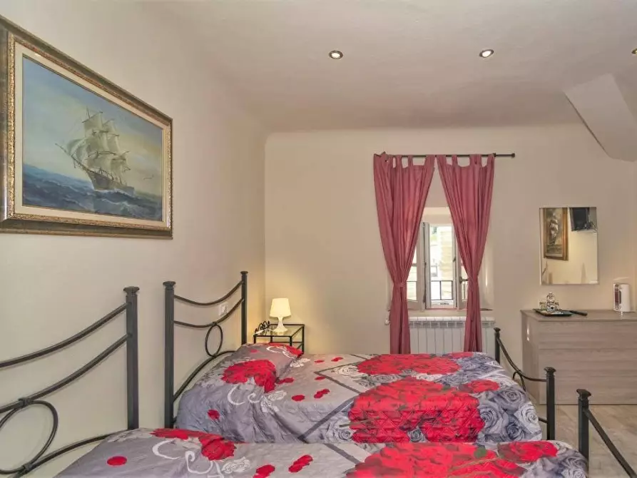 Immagine 15 di Locale commerciale in vendita  a Capannori