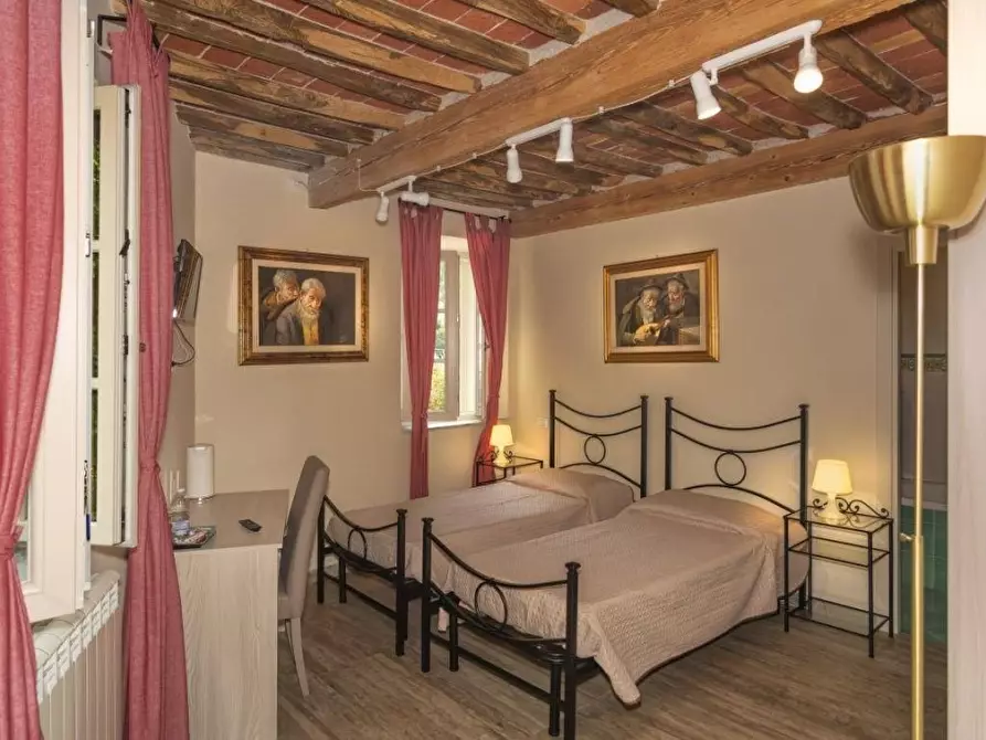 Immagine 12 di Locale commerciale in vendita  a Capannori