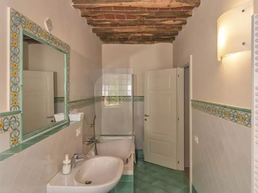 Immagine 14 di Locale commerciale in vendita  a Capannori